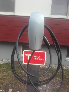Tesla Aufladestation montiert